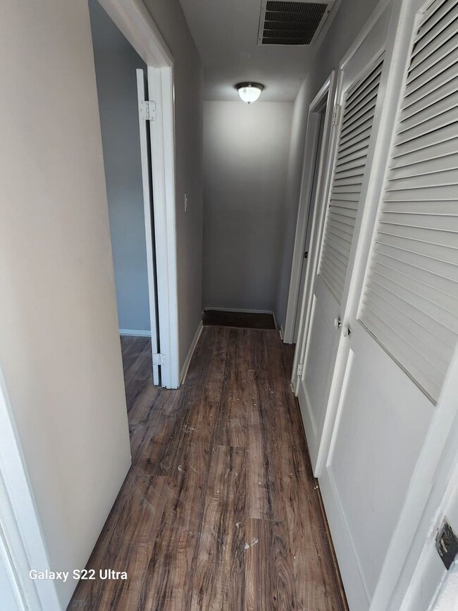 Building Photo - Spacious 2 Bedroom TownHouse!