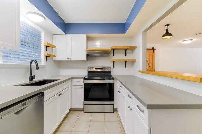 Building Photo - 12973 Trail Hollow Dr