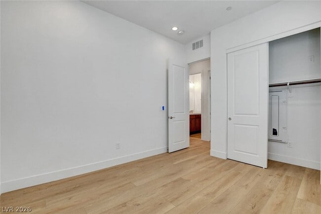 Building Photo - 670 Grey Saker St