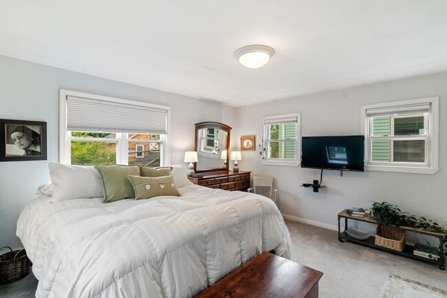 Building Photo - 45 Magoun St