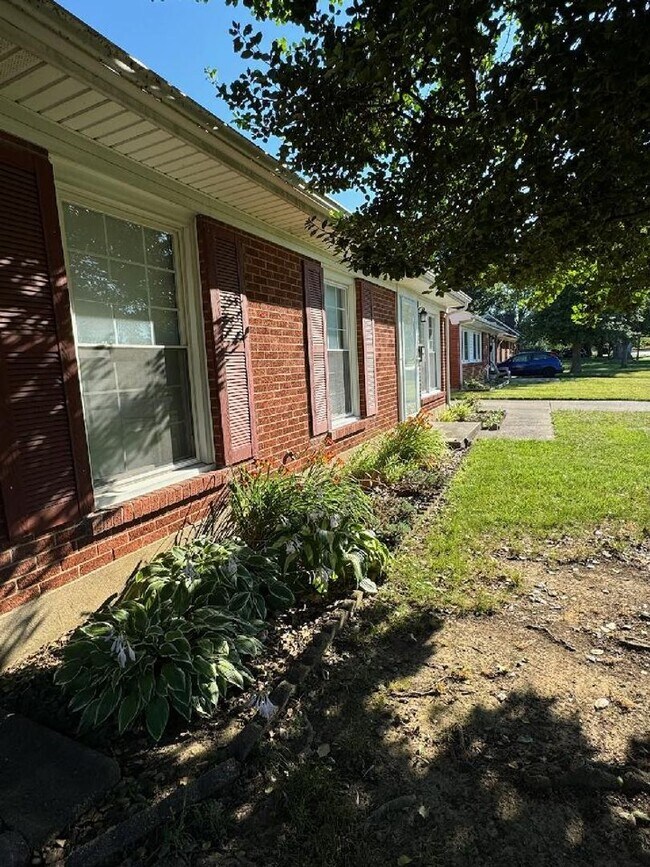 Building Photo - 2511 Meadow Dr