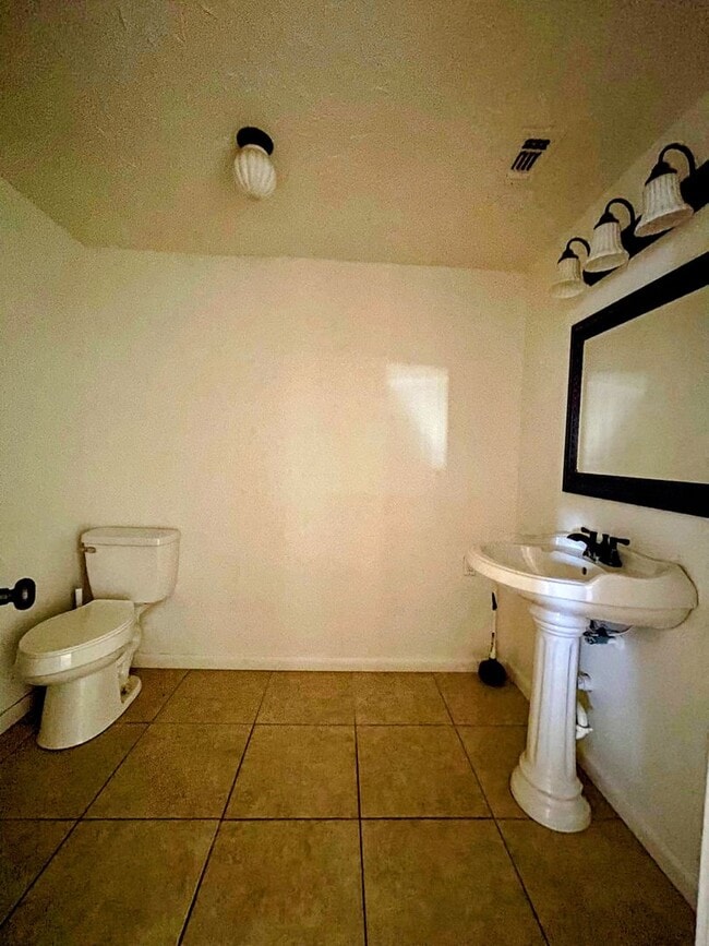 Building Photo - Comfortably Updated 4-Bedroom 2-Bathroom O...