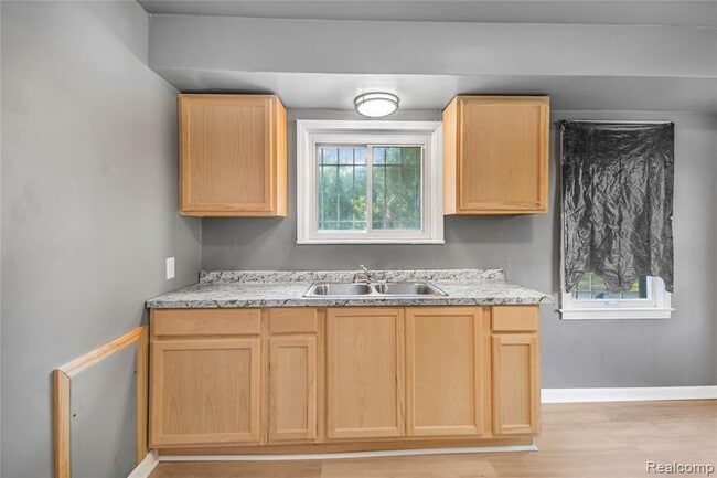 Building Photo - 1034 E Bundy Ave