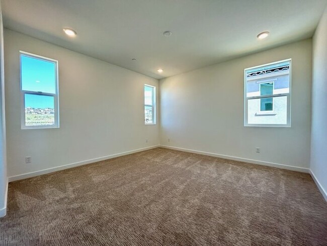 Building Photo - Folsom Solar 4 Bedroom Property + Beautifu...