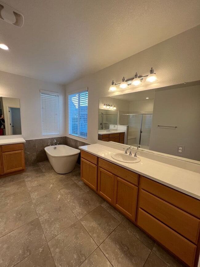 Building Photo - Spacious 4 Bedroom Home with Downstairs Bedroom and Upstairs Loft in Whitney Ranch Rocklin