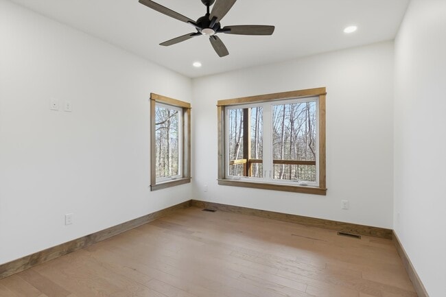 Building Photo - 106 Fairway Cir