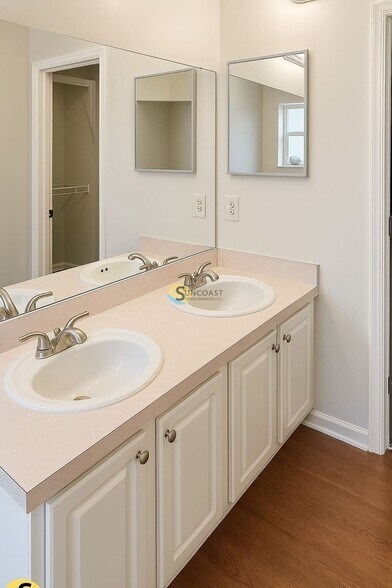 Building Photo - 5550 Oak Crossing Dr