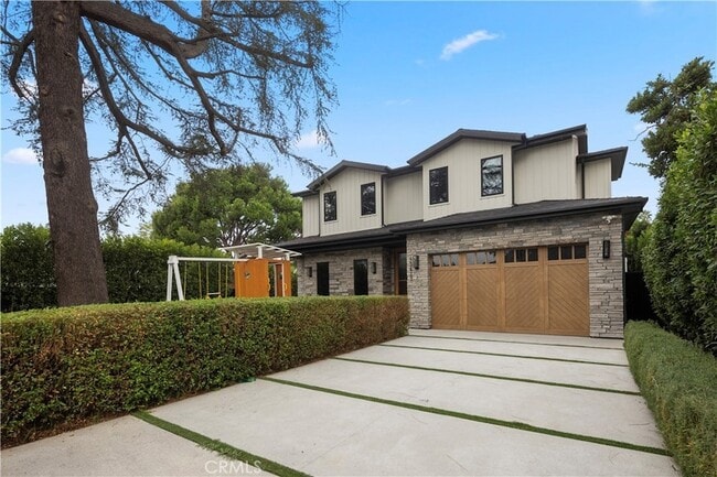 Building Photo - 13627 Chandler Blvd