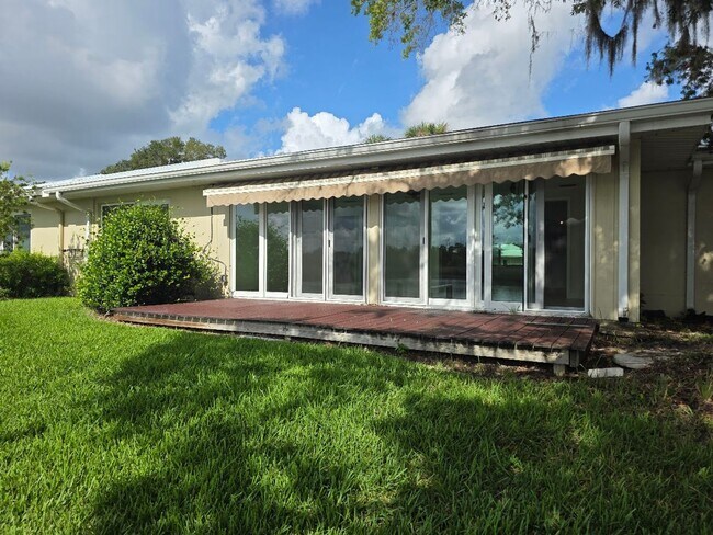 Building Photo - 11462 W Bayshore Dr