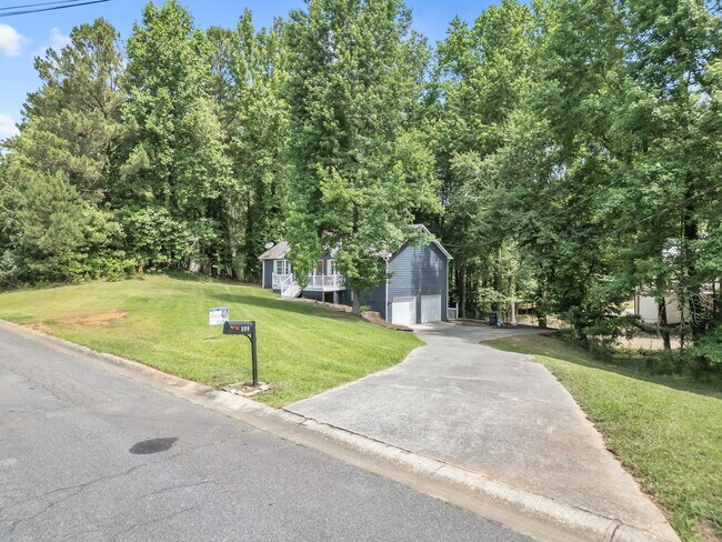 Building Photo - 608 Wood Ridge Dr