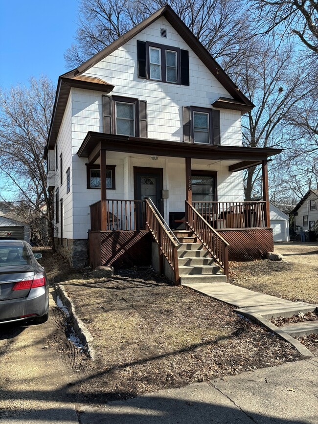 Building Photo - 1078 16th Ave SE