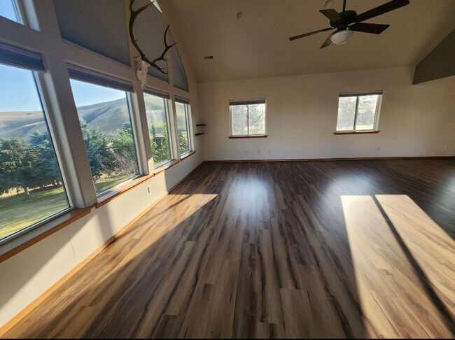 Building Photo - Panoramic Rattlesnake Hills View Home on N...