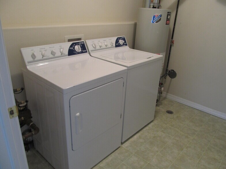 Building Photo - 4006 Cheyenne St #A