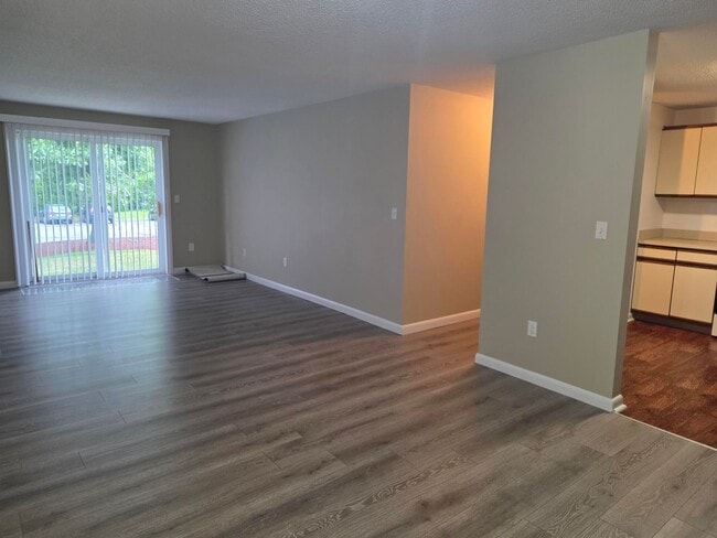 Building Photo - 2 Bed, 1 Bath Apartment