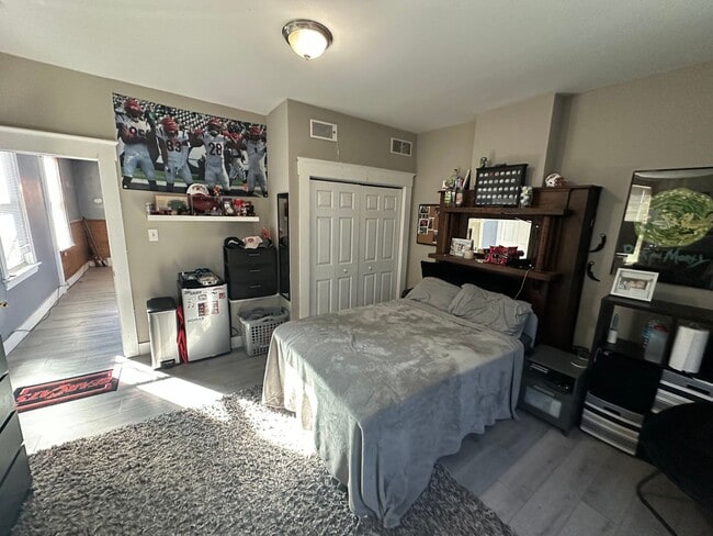 Building Photo - Clifton 6 Bedroom House Available