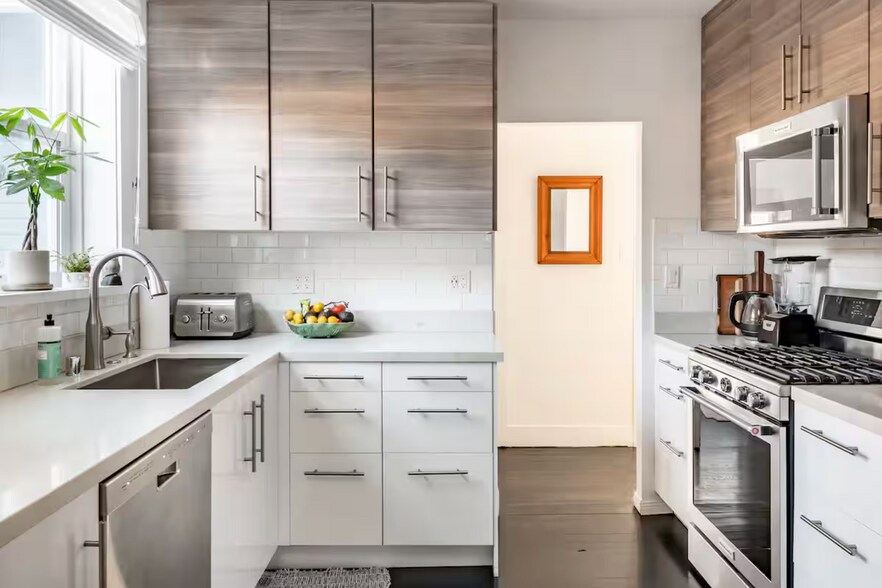 Building Photo - 829 Superba Ave