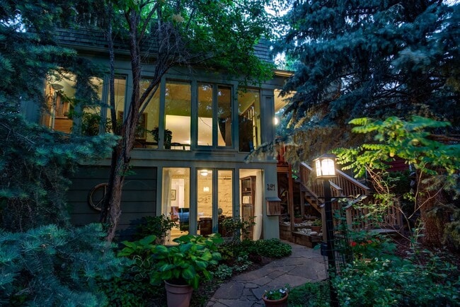 Building Photo - Quintessential Boulder Cottage in Mapleton...
