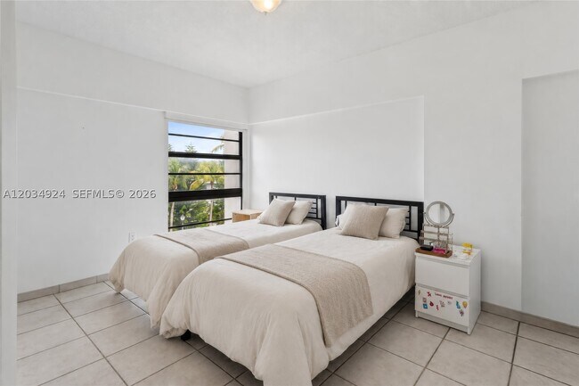 Building Photo - 575 Crandon Blvd