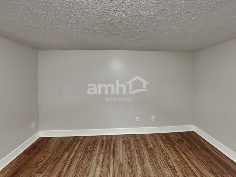 Building Photo - 2049 W 1175 S