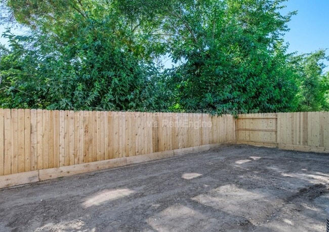 Building Photo - 555 N Cattail Ct