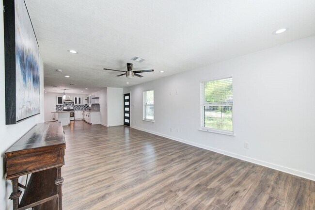 Building Photo - 5906 Hilary St