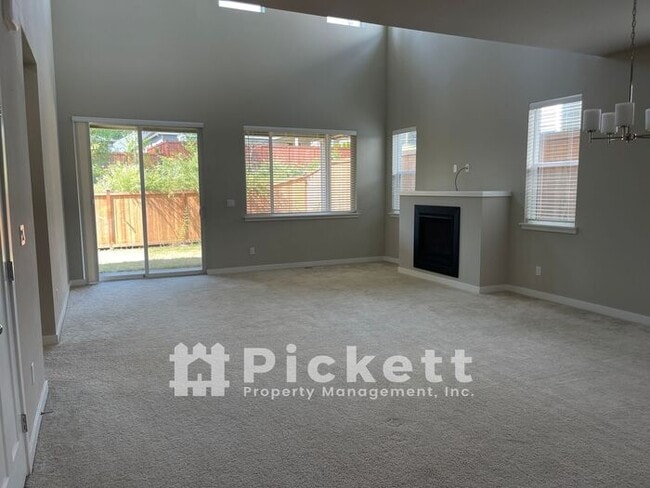 Building Photo - Large 4 Bedroom McCormick Woods Home