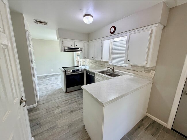 Building Photo - 7876 Bender Rd