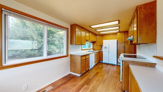 Building Photo - Location, Location, Location! - Four Bedroom house located minutes from Des Moines Waterfront