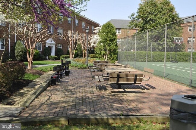 Building Photo - 1612 W Abingdon Dr