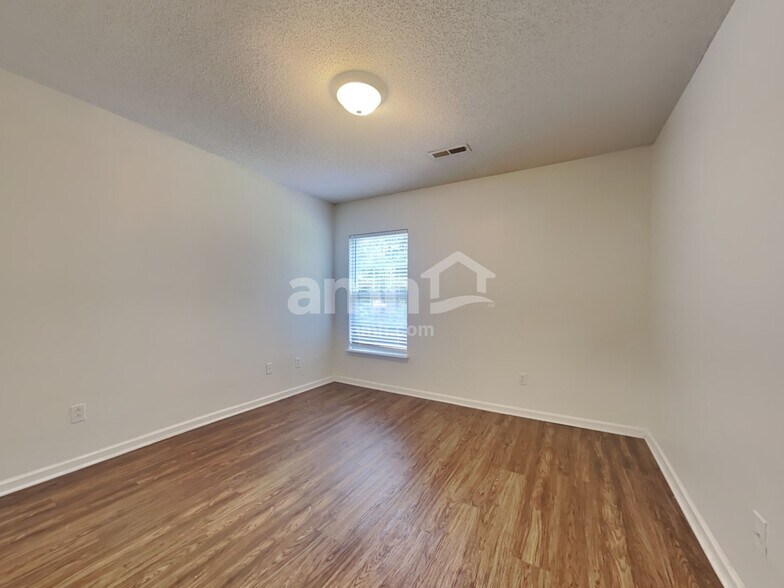 Building Photo - 4987 Harthill Ave