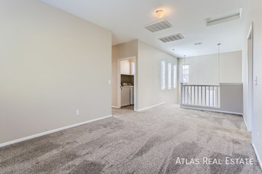 Building Photo - 10549 Lessona St