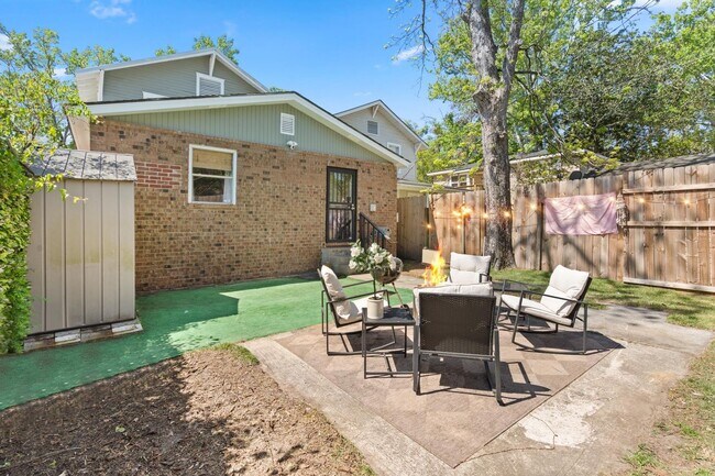Building Photo - Charming 3 Bedroom Home Near Downtown Savannah with Flex Room & Fenced Yard