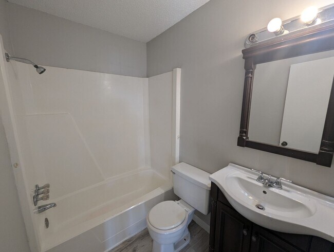 Building Photo - 2 Bed/ 1.5 Bath Townhouse