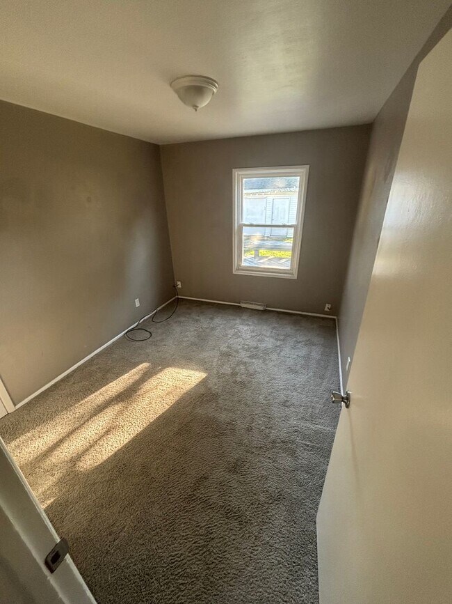 Building Photo - Cute 3 Bedroom, 1.5 Bath, with basement lo...