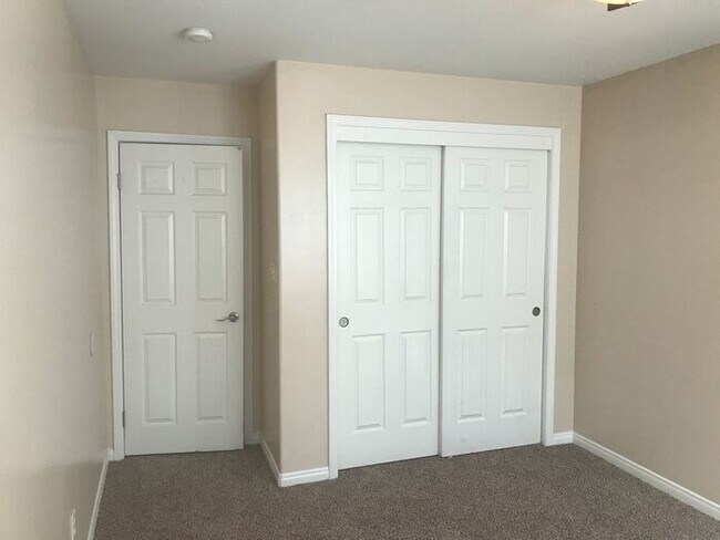 Building Photo - 4 bedroom, 2 bathroom home located near Stine Rd/ McKee Rd.