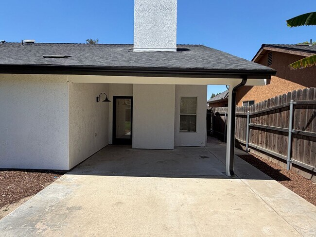 Building Photo - 5933 W Iris Ct