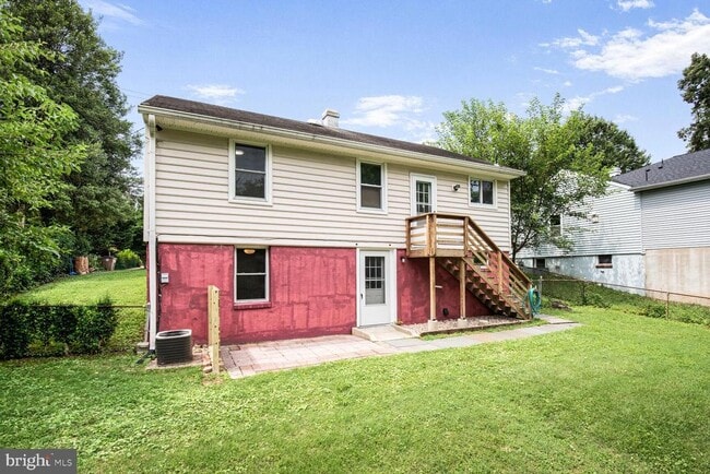 Building Photo - 1606 Crawford Dr