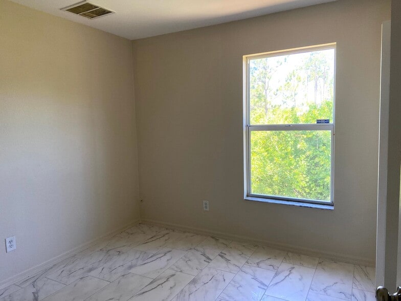 Building Photo - Available Now!!!. Huge 4 bedroom/Greenbriar Area.