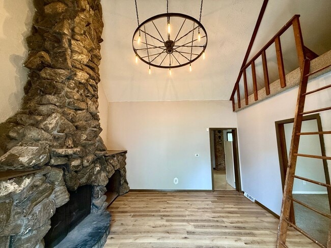 Building Photo - 2 Bed 1 Bath with a 2 Room Loft - Voucher ...