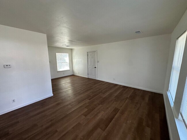 Building Photo - 3bed 1 bath / NOW AVAILABLE!