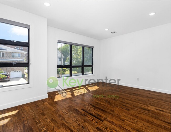 Building Photo - Modern 4-Bedroom, 4-Bath Home – Luxury Liv...