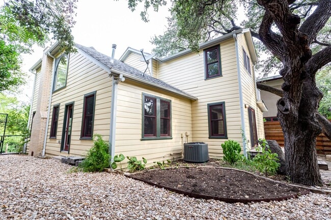 Building Photo - Charming 3 Bed / 2.5 Bath Two-Story Home!