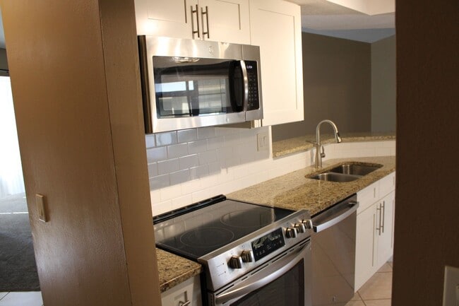 Building Photo - Updated 3 bedroom 2 bath in Greenbrook Estates