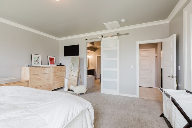 Building Photo - Modern 5 Bedroom Home with Solar Panels - MOVE IN SPECIAL: FIRST MONTH FREE!