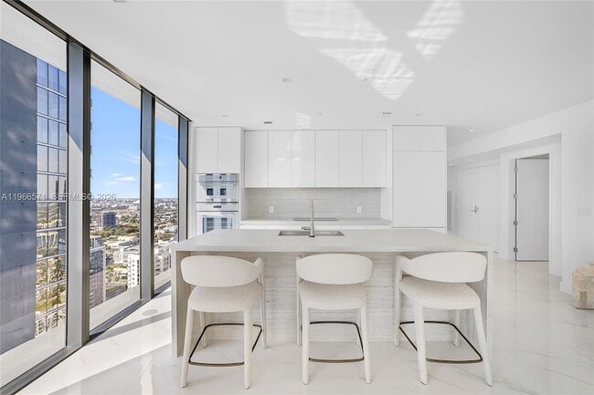 Building Photo - 700 NE 24th St