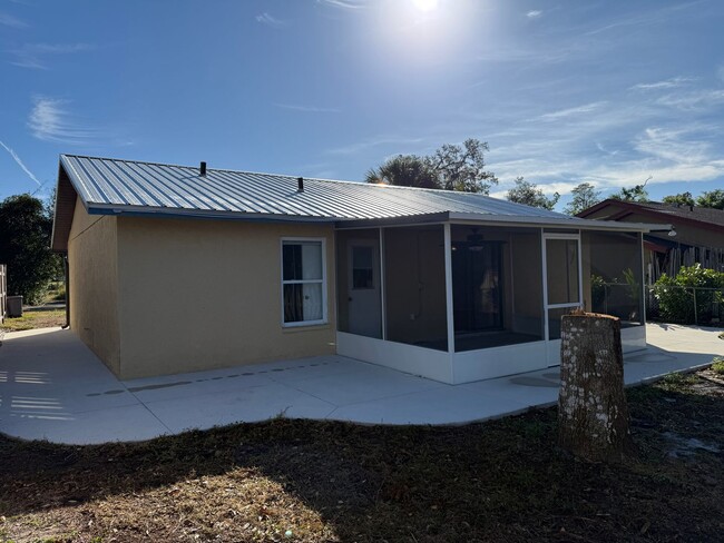 Building Photo - 2Bedroom 2 Bath Single Family Home W/1 Car...