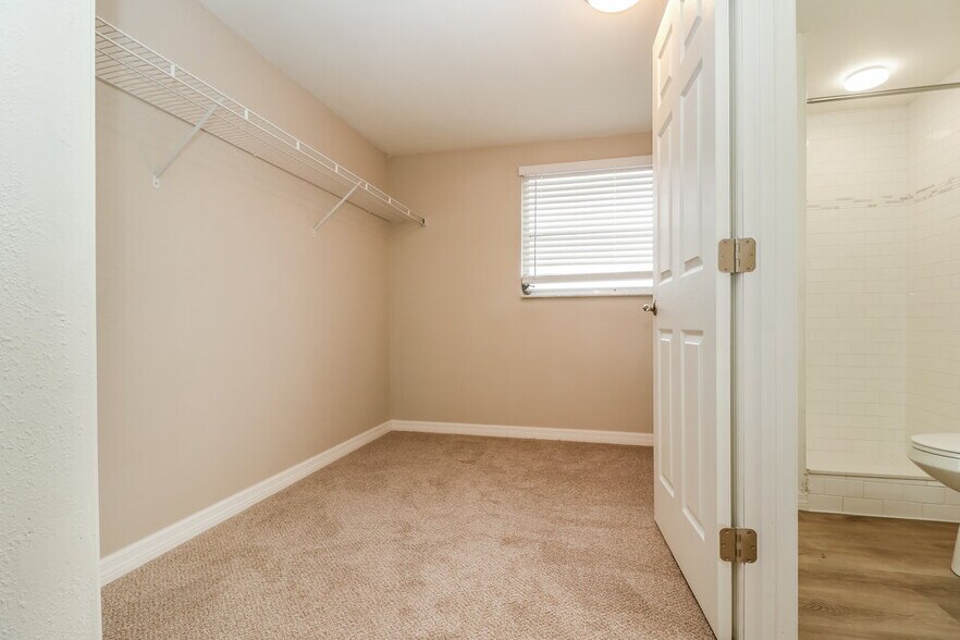 Building Photo - 2319 Surrey Ln