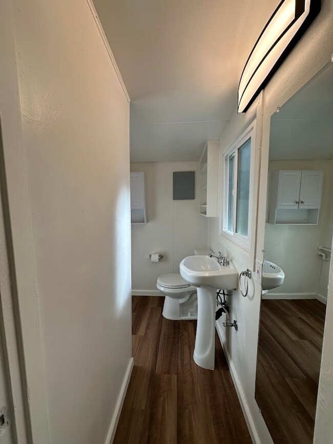 Building Photo - Charming One Bedroom in the Heart of Red Bluff! Pet Friendly!