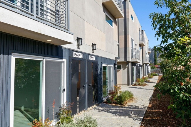 Building Photo - 13637 N Fellows Ave