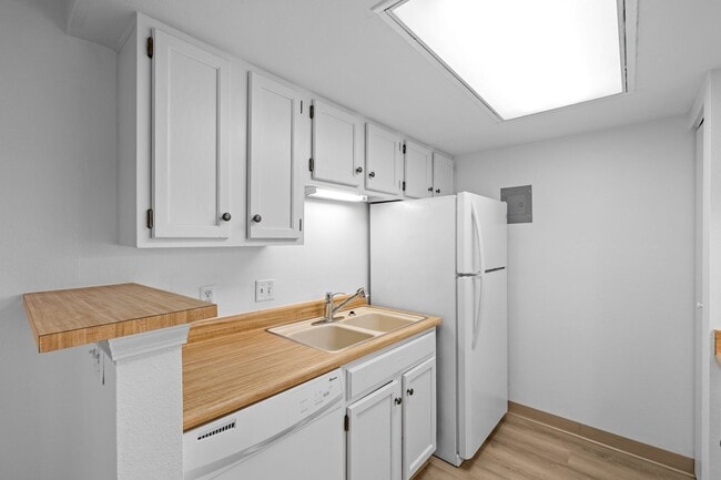 Building Photo - Updated 1BD/1BA Condo in DTC – Available Now!